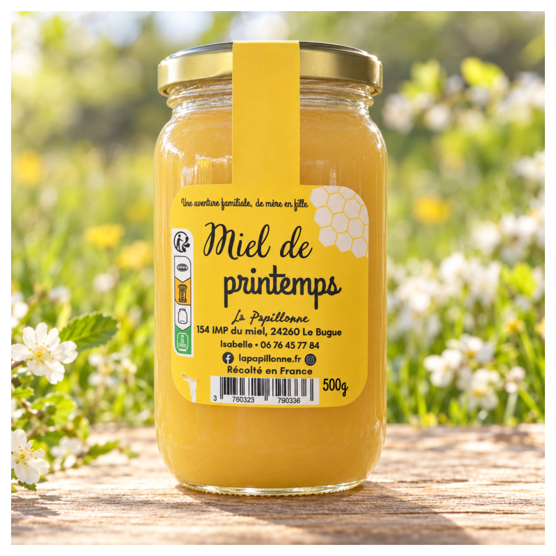 Pot de miel liquide jaune clair dans un bocal à étiquette jaune, posé sur une table dehors.